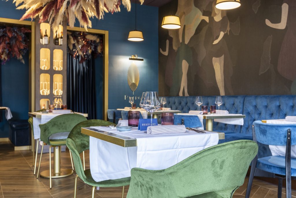 Ristorante cocktail bar Retrò, sala con tavolini e sedie