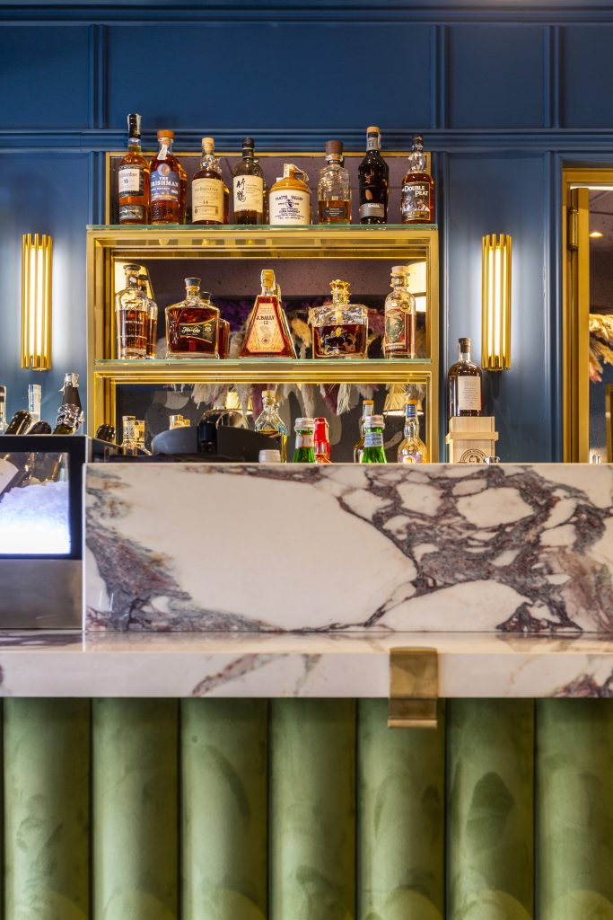 Ristorante cocktail bar Retrò, bancone con liquori