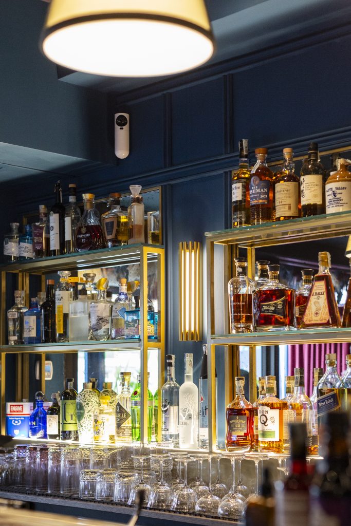 Ristorante cocktail bar Retrò, retro bancone con parete liquori