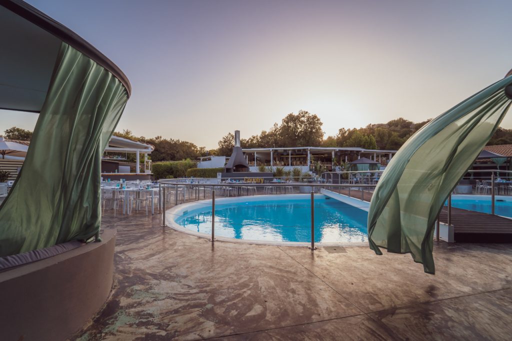 Local exterior con piscina y tiendas