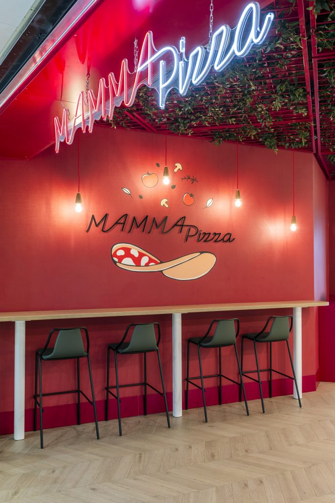 Mamma Pizza, Centro Comercial Primavera de Roma, logotipo y sillas