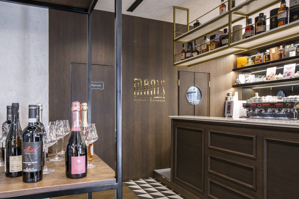 Bar Pasticceria Manis logo e dettaglio del bancone