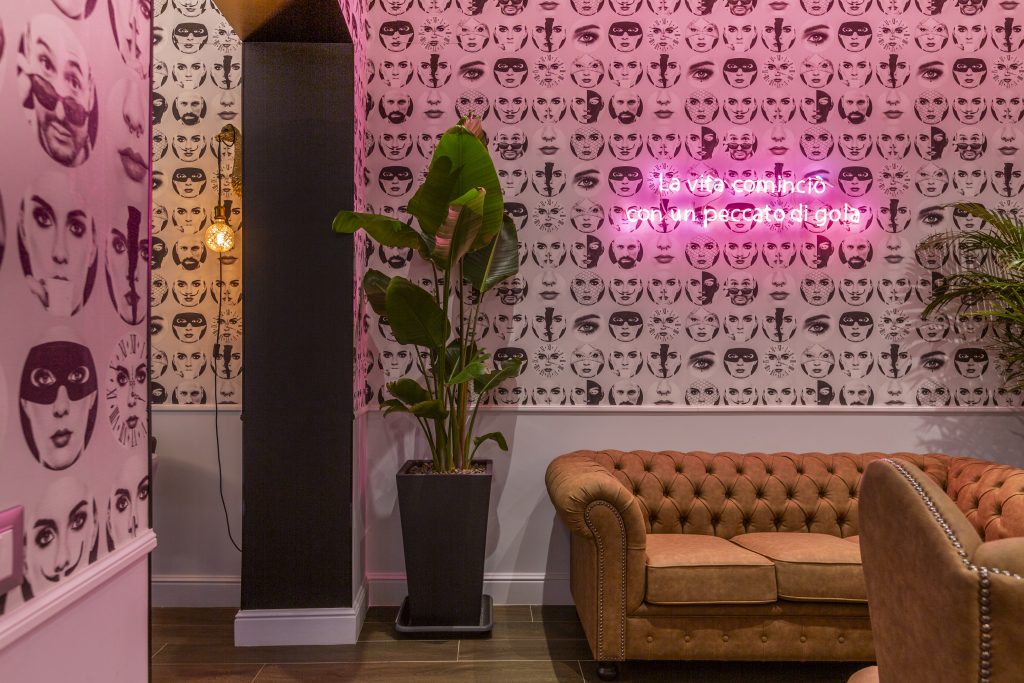 Bar Pasticceria Manis Sala con neon e divani