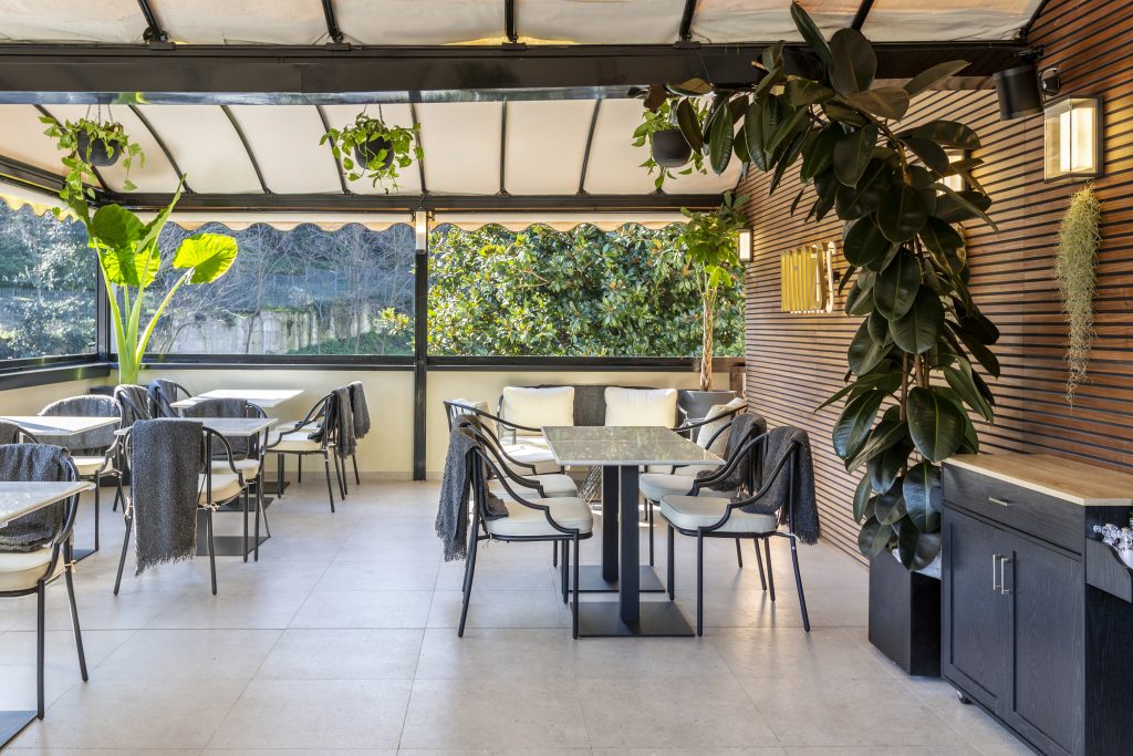 Bar Pasticceria Manis esterno con tavolini e sedie