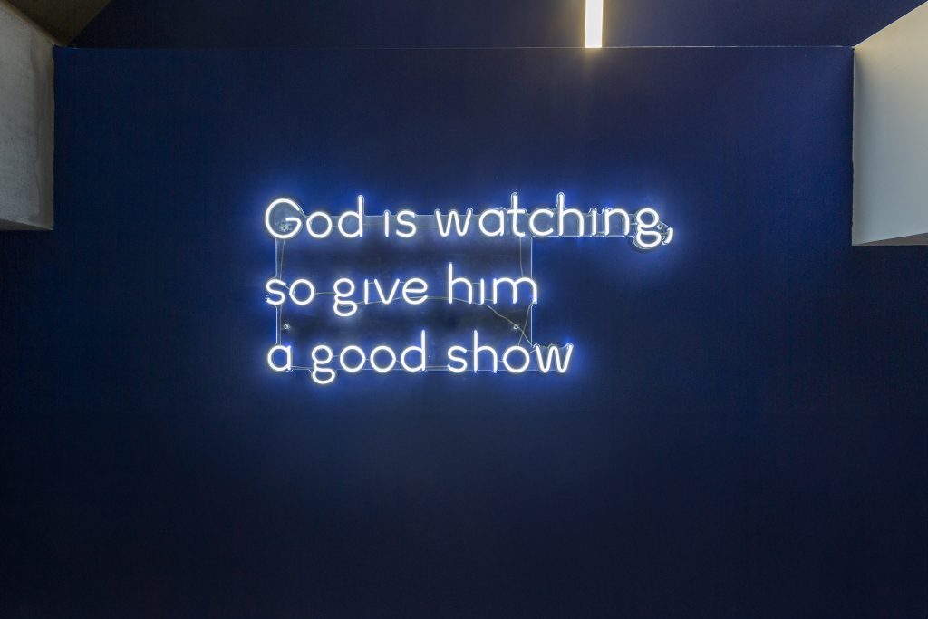 Accademia Artisti scritta al neon blu
