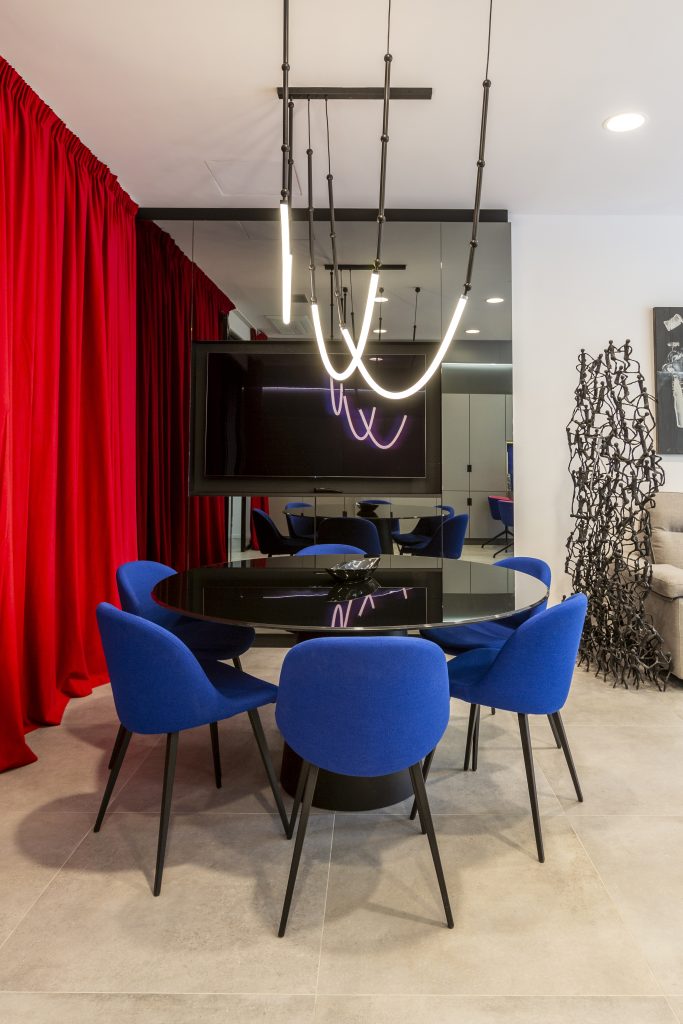 Accademia Artisti sala riunioni con tavolo e tv