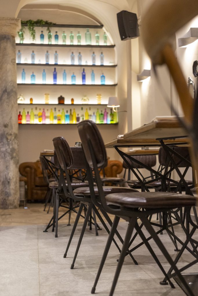 Nicho Cien Bistrot con botellas de colores