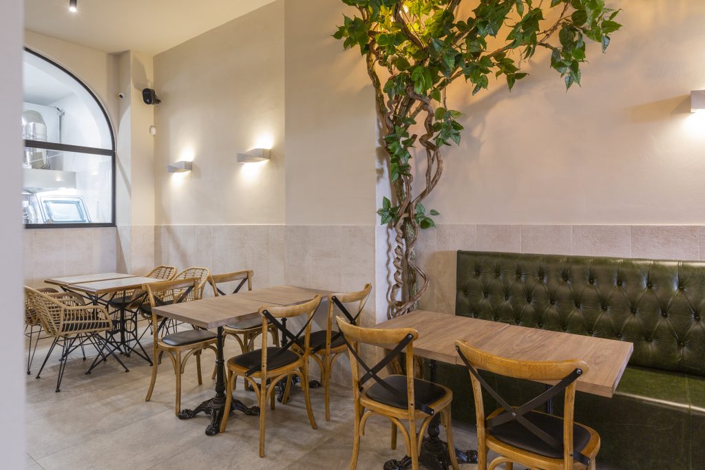 Mesas y sillas de madera y mimbre Cento Bistrot