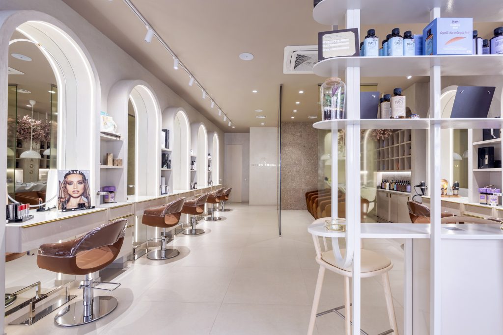 Centro Estetico Impero Donna, salón con sillones y espejos