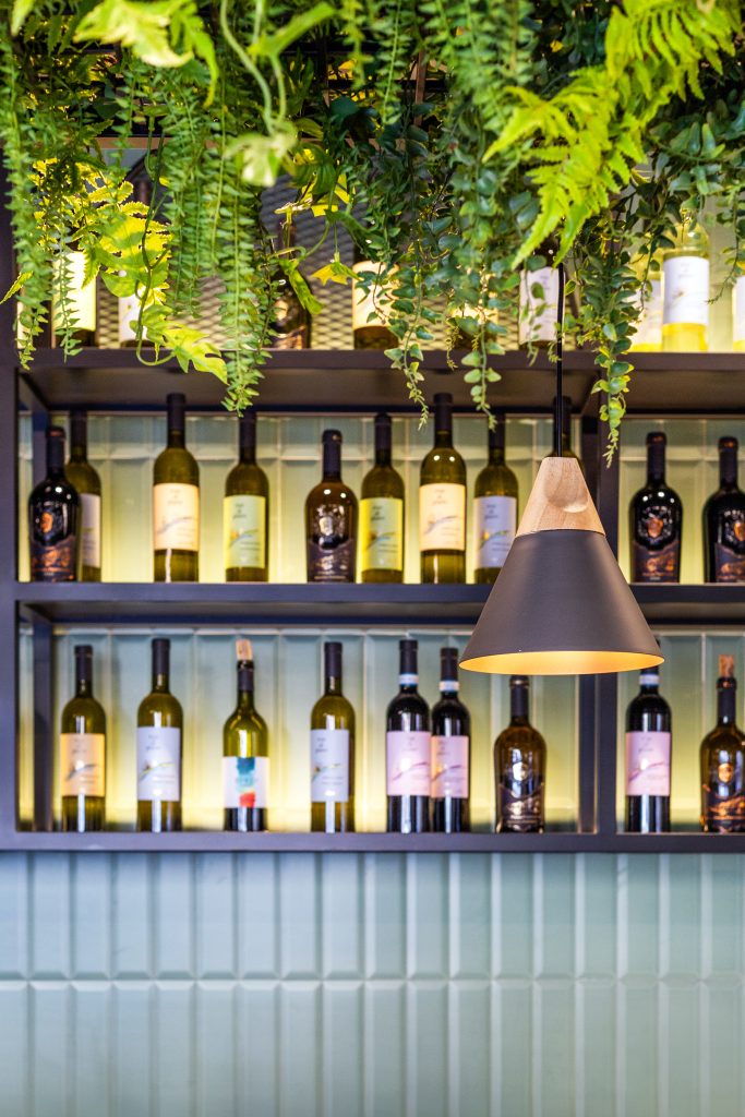 bottigliera con bottiglie di vino