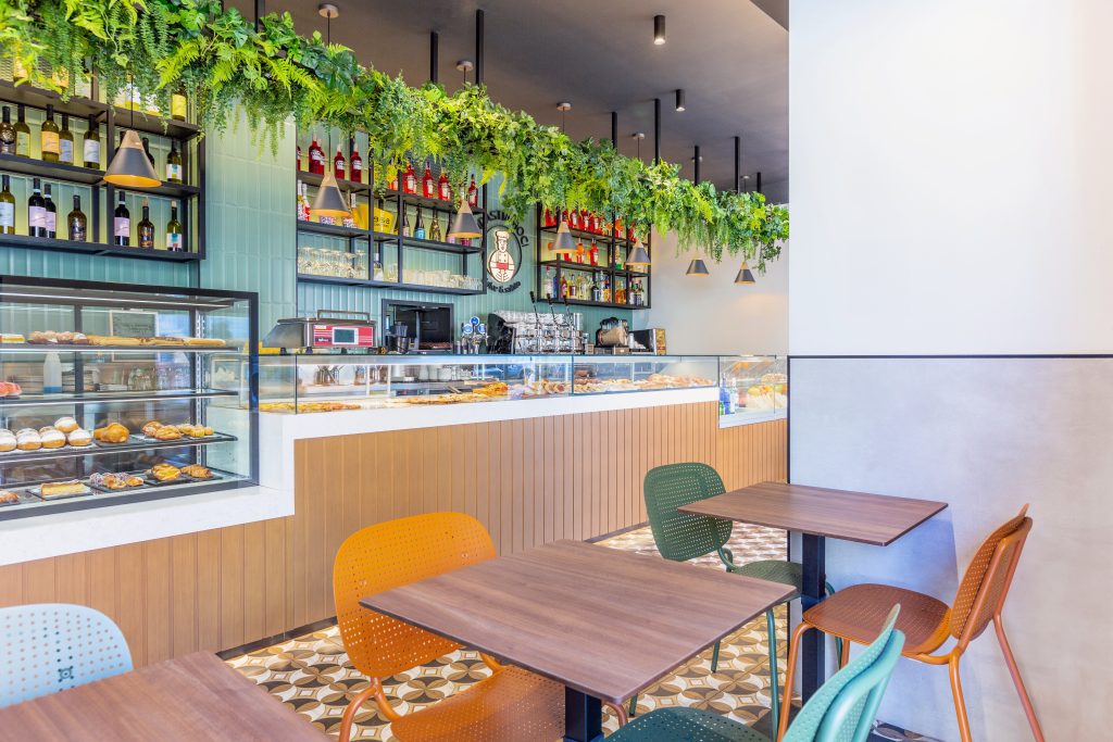 bar pasticceria impastiamoci con bancone in legno e led, pavimento dallo stile vintage